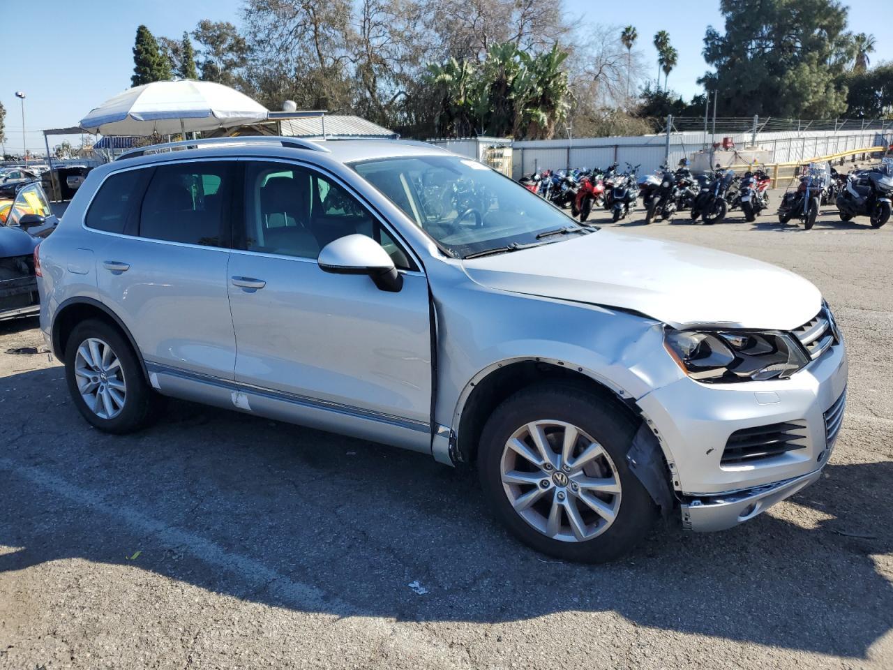 2014 VOLKSWAGEN TOUAREG V6 - Image 4