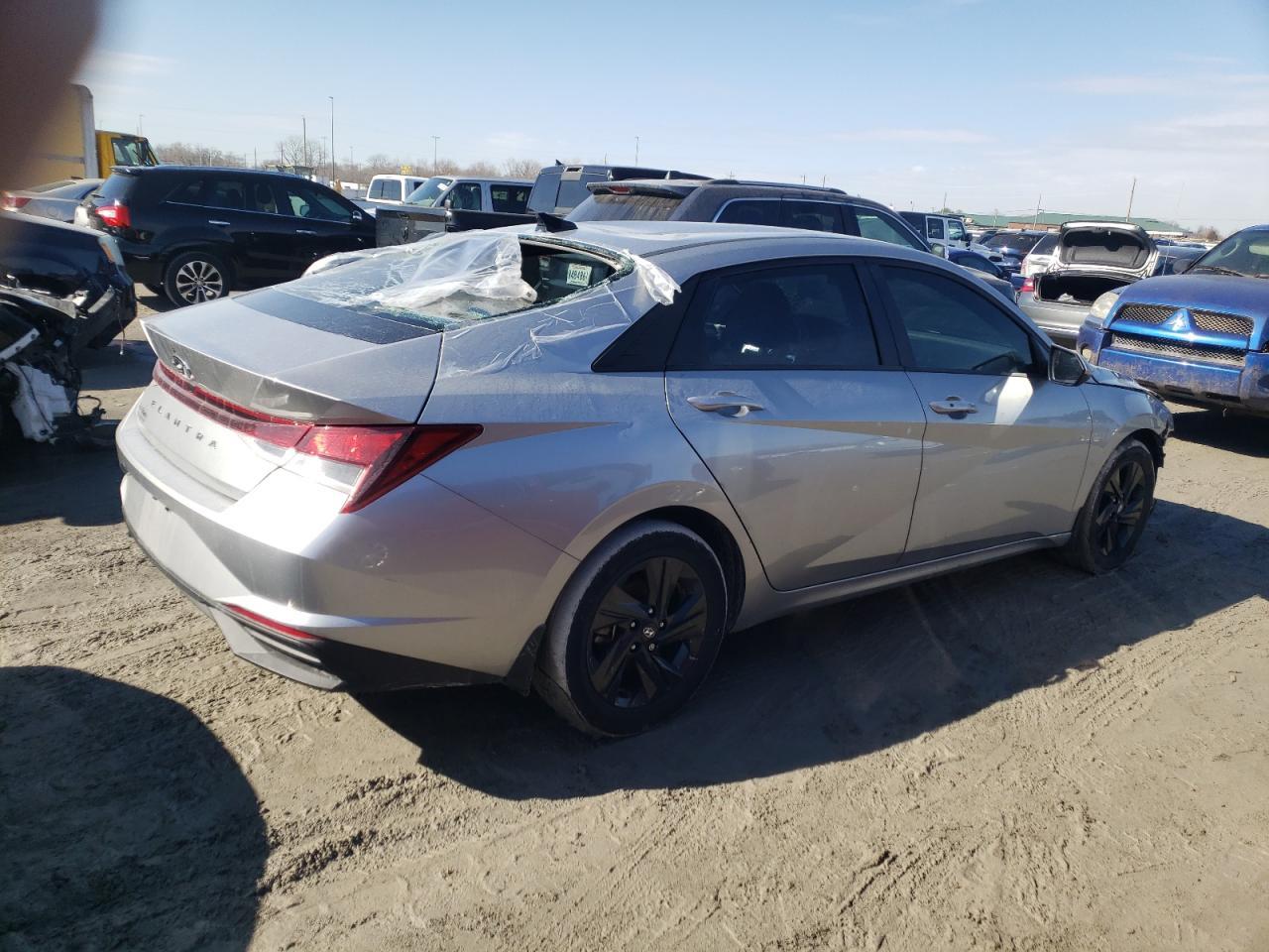 2022 HYUNDAI ELANTRA SE - Фото 3