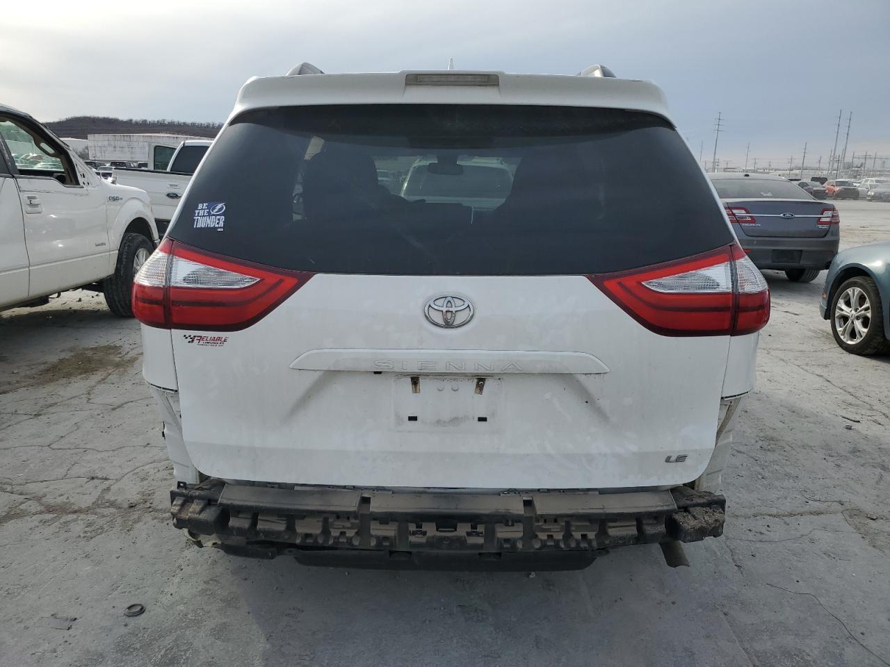 2019 TOYOTA SIENNA LE - Фото 6