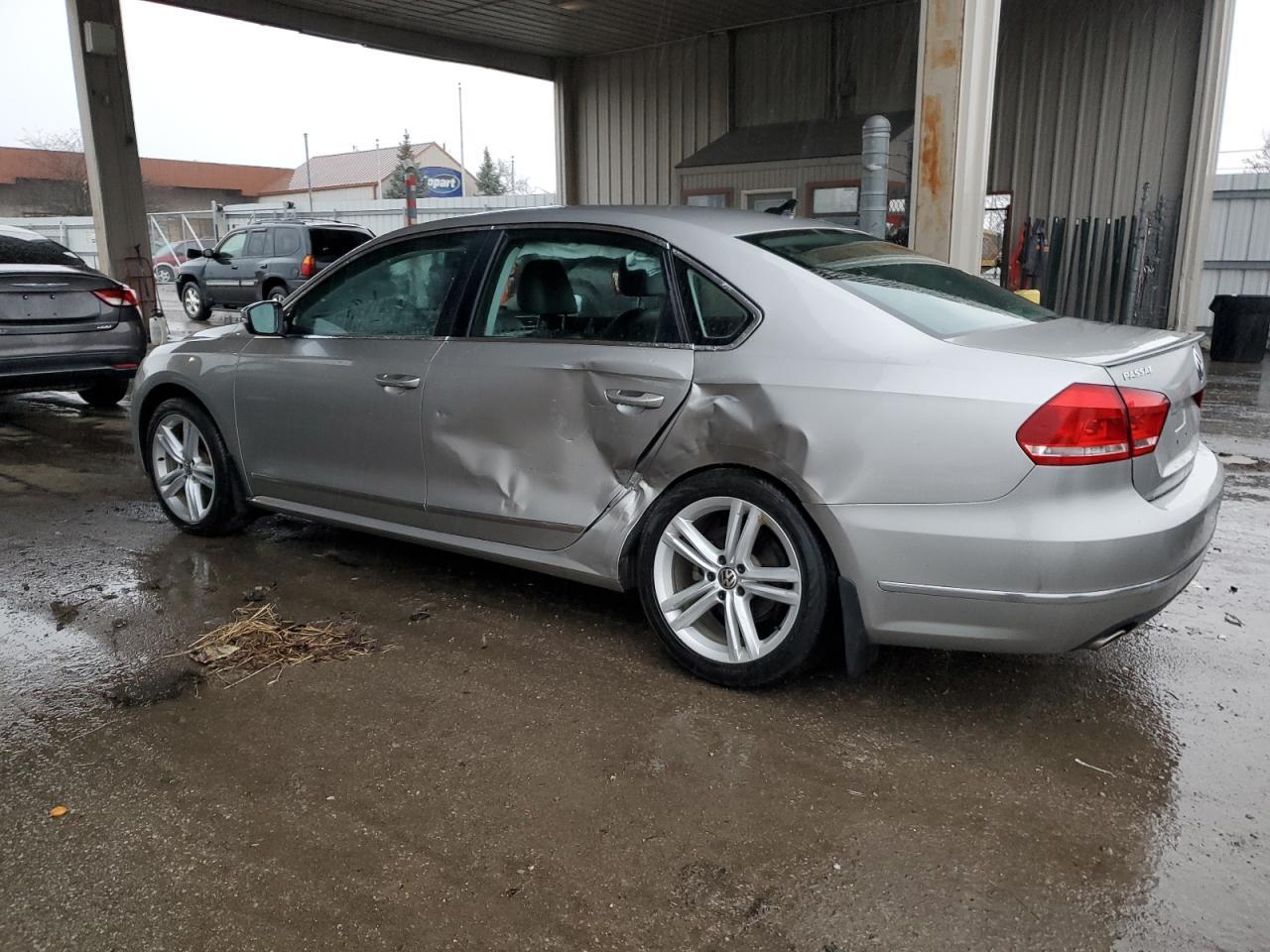 2013 VOLKSWAGEN PASSAT SEL - Image 2