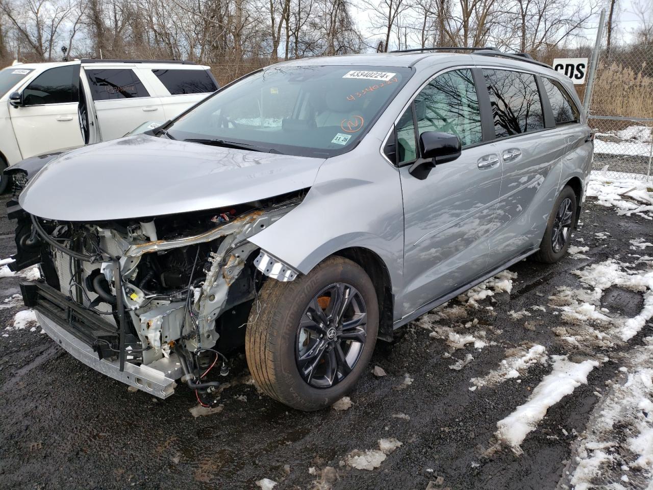 2024 TOYOTA SIENNA XSE car image