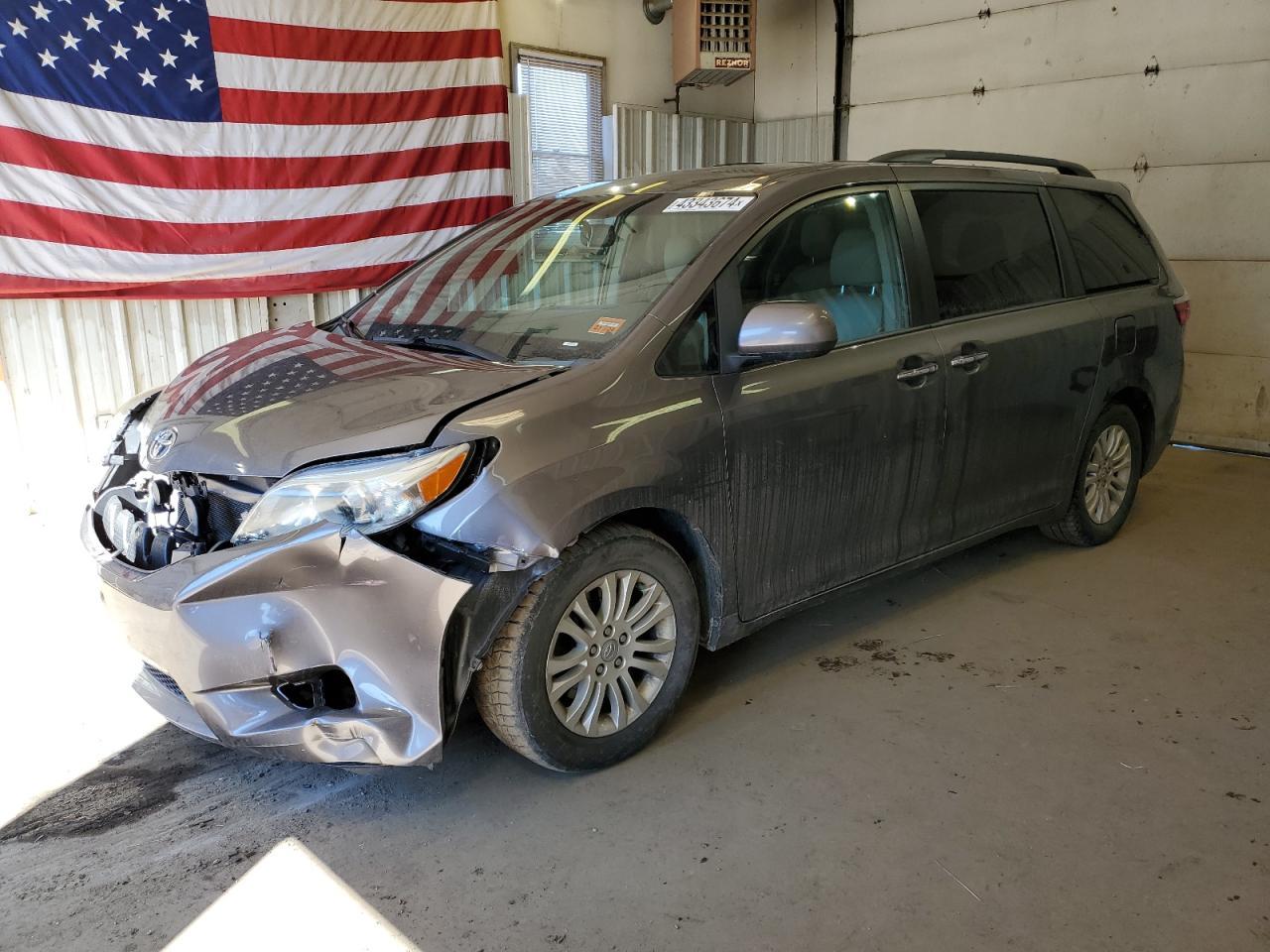 2015 TOYOTA SIENNA XLE