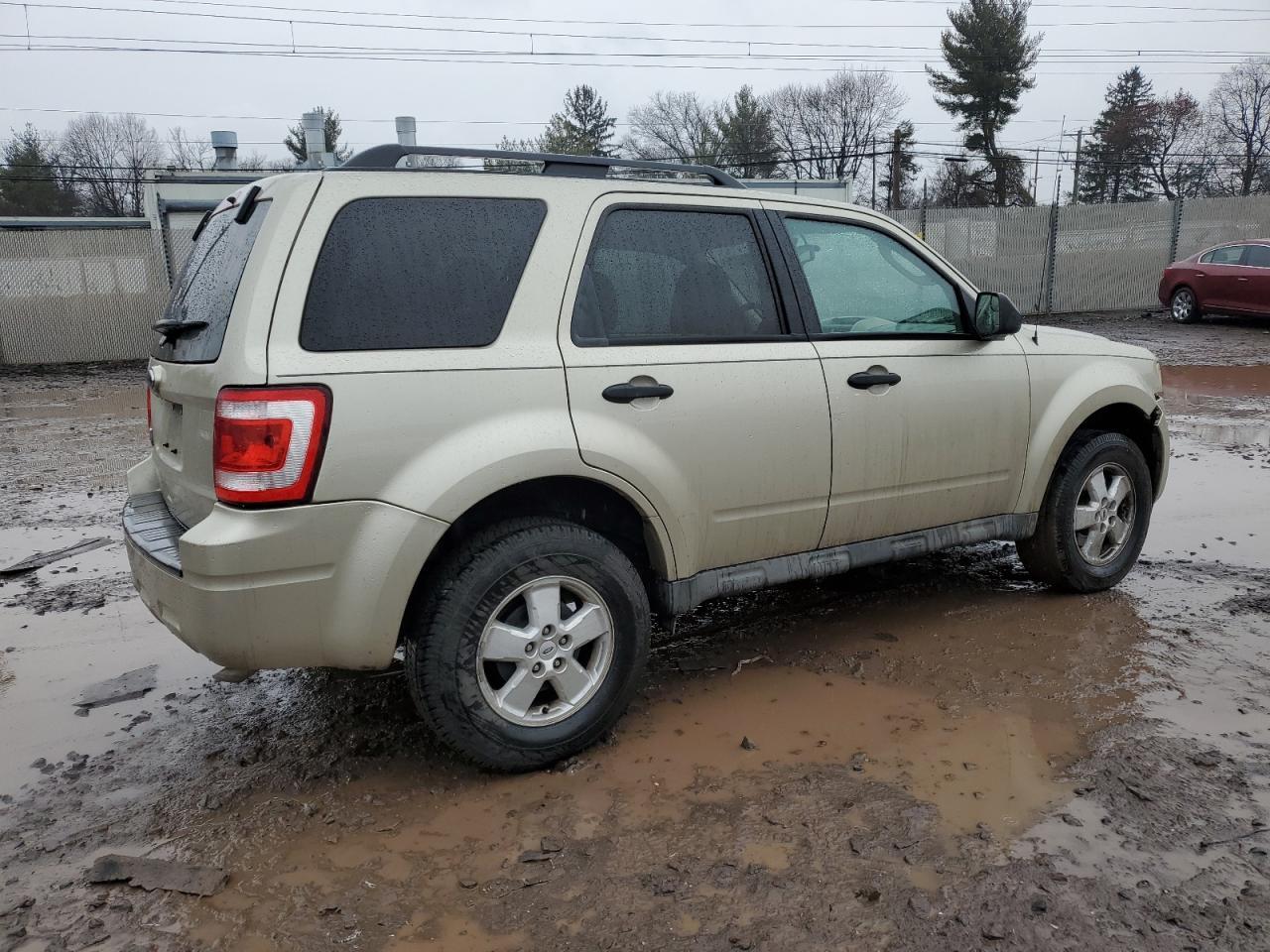 2010 FORD ESCAPE XLT - Image 3