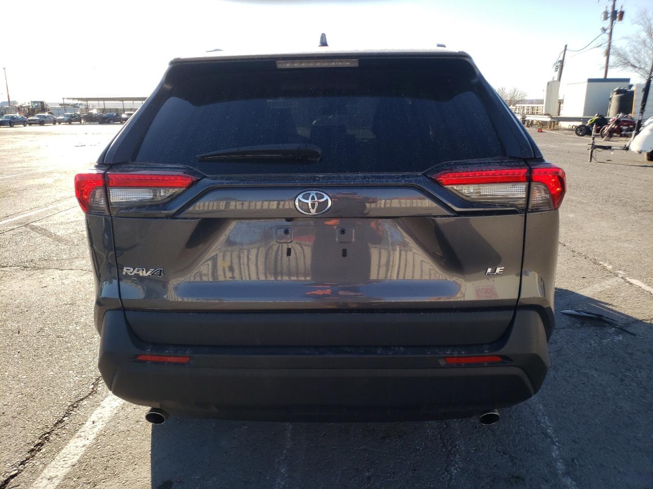2021 TOYOTA RAV4 LE - Фото 6