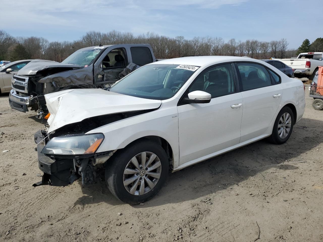 2014 VOLKSWAGEN PASSAT S car image