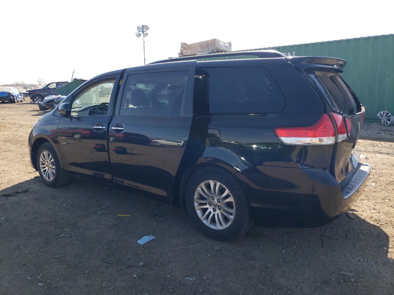 2013 TOYOTA SIENNA XLE - Image 2