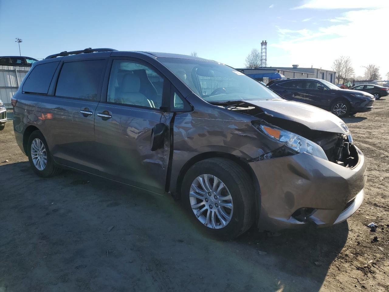 2015 TOYOTA SIENNA XLE - Фото 4
