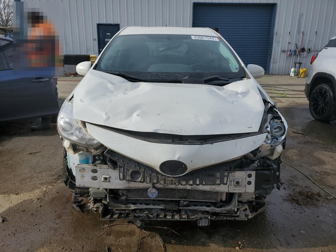 2017 TOYOTA PRIUS V - Image 5