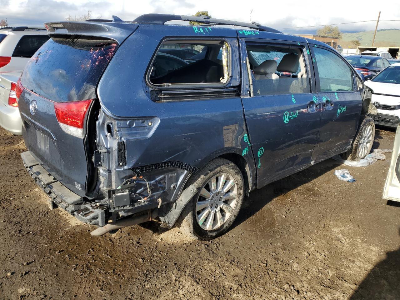 2013 TOYOTA SIENNA XLE - Image 3