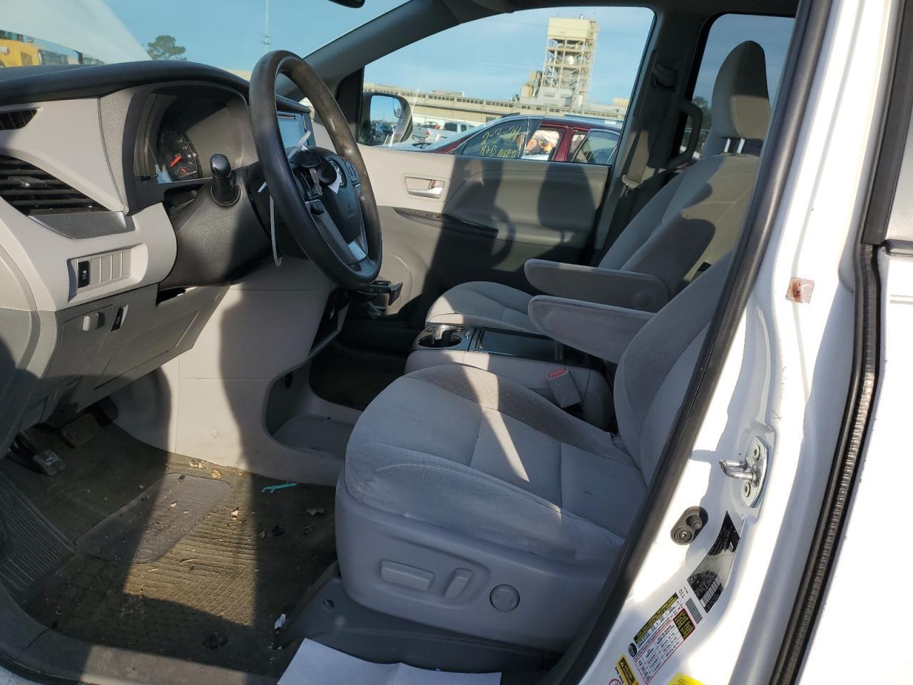2015 TOYOTA SIENNA LE - Фото 7