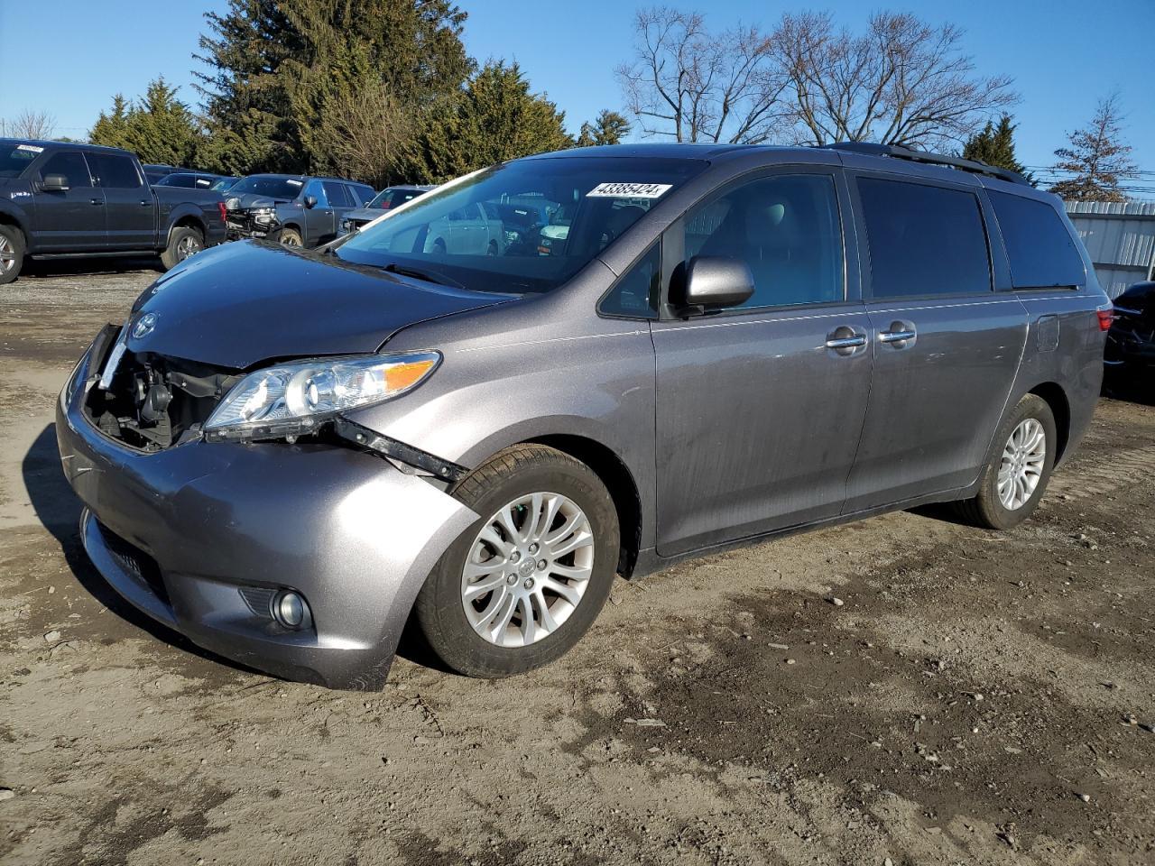 2015 TOYOTA SIENNA XLE