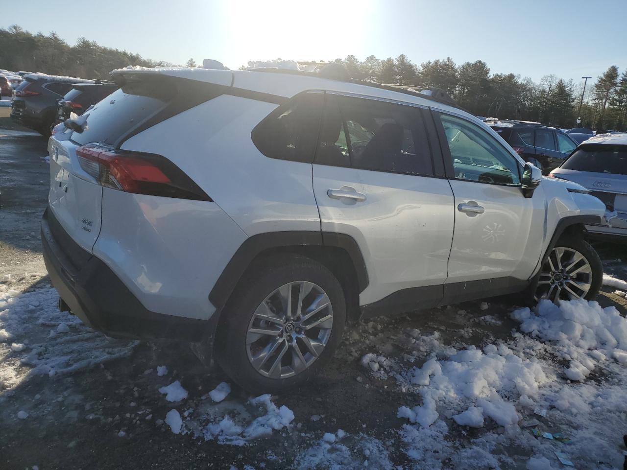 2024 TOYOTA RAV4 XLE P - Фото 3