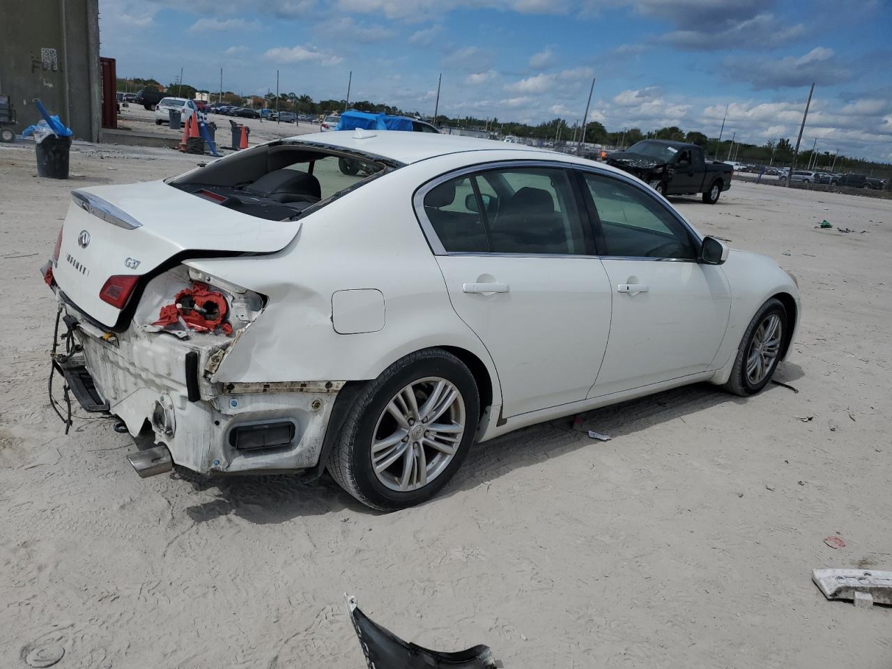 2011 INFINITI G37 BASE - Image 3