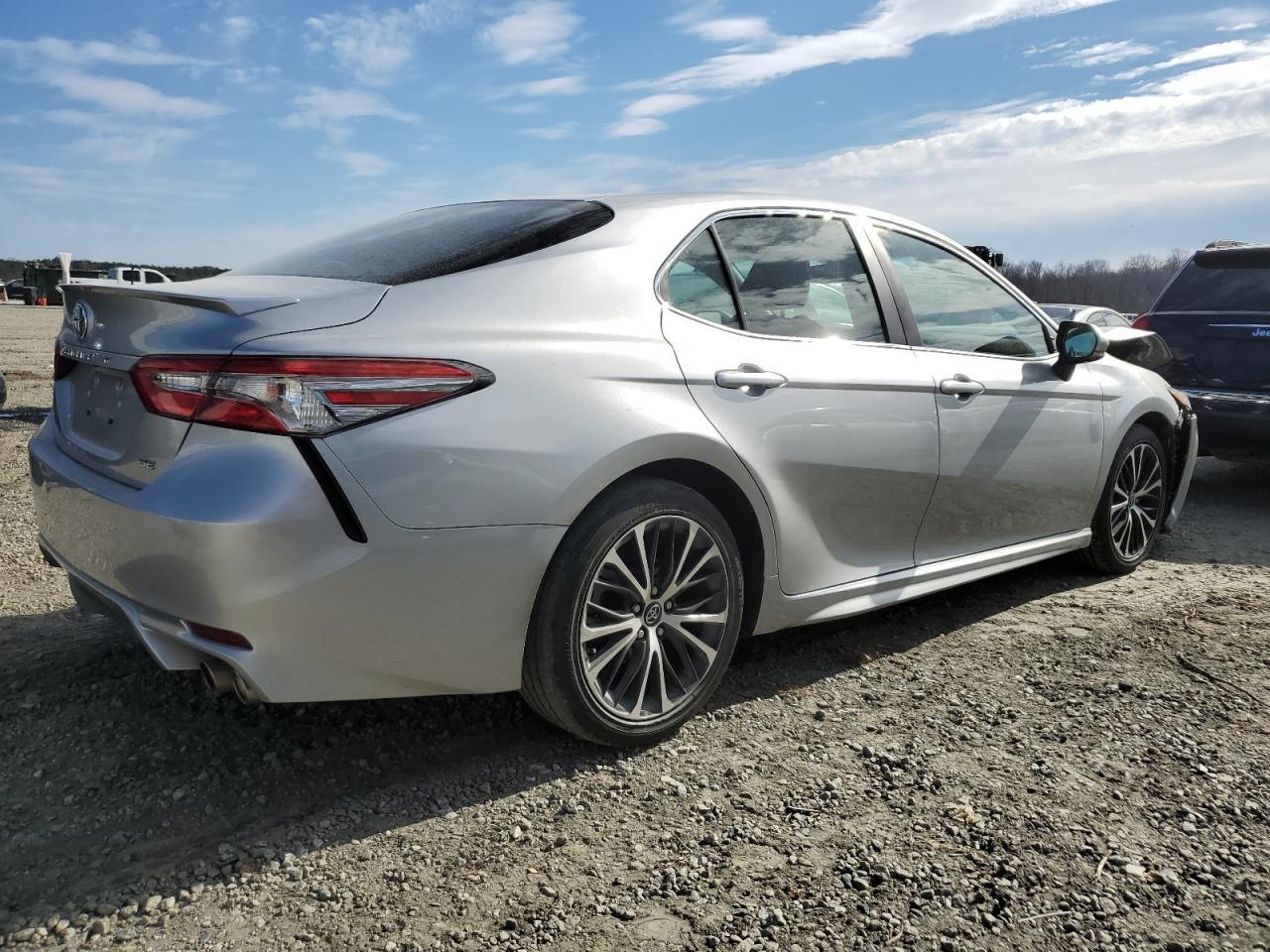 2018 TOYOTA CAMRY L - Фото 3