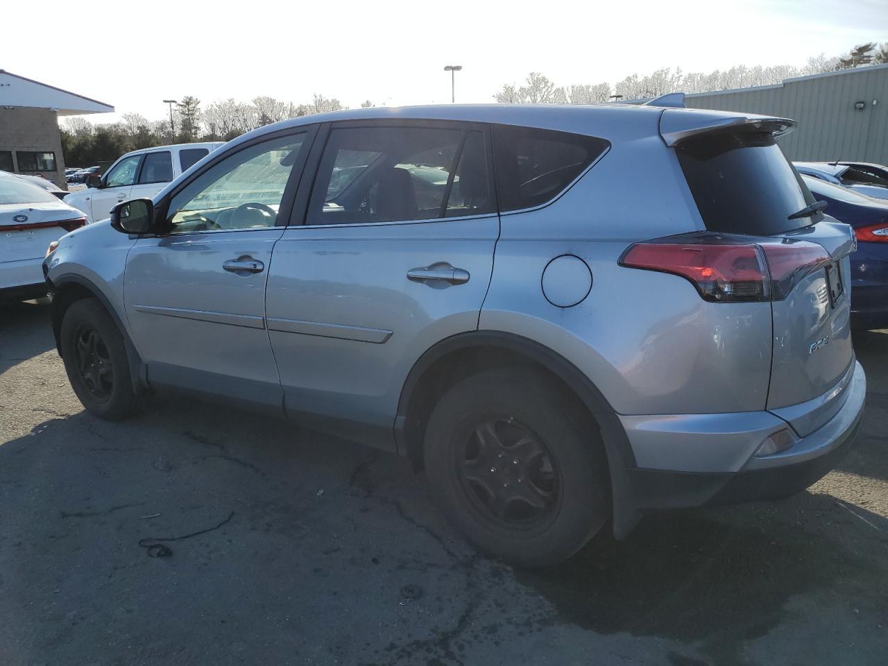 2018 TOYOTA RAV4 LE - Фото 2