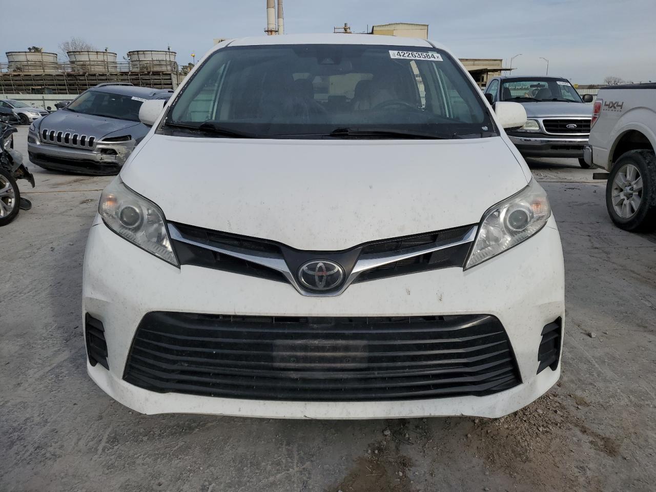 2019 TOYOTA SIENNA LE - Фото 5