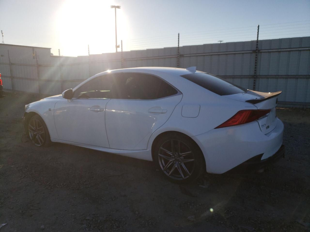 2017 LEXUS IS 200T - Фото 2