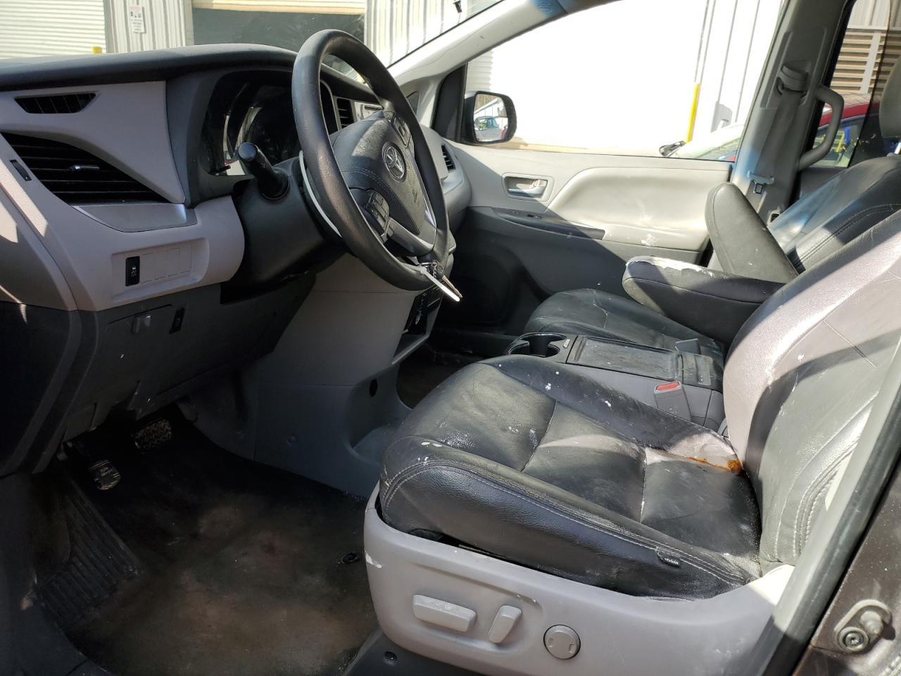 2015 TOYOTA SIENNA LE - Фото 7