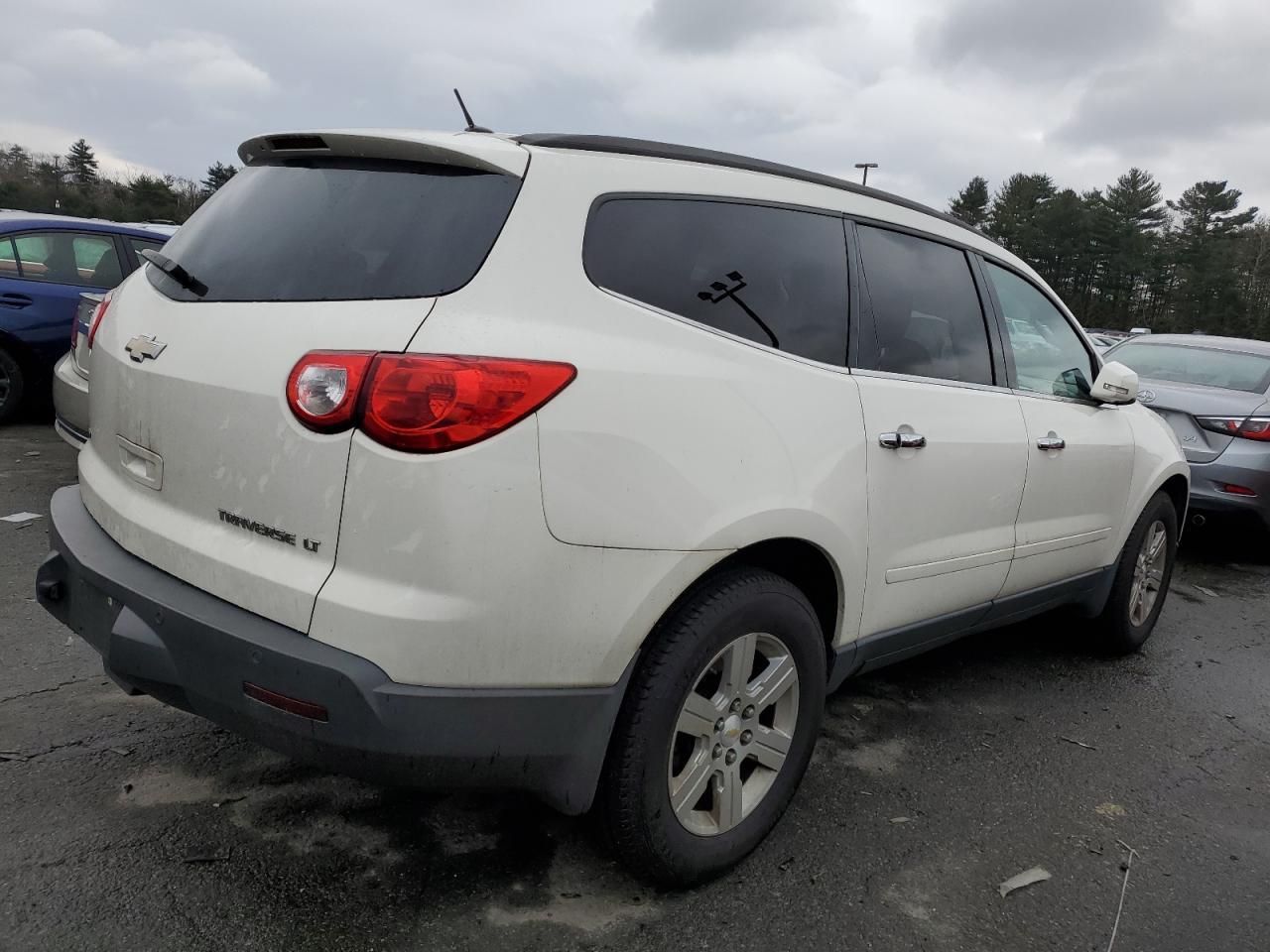 2011 CHEVROLET TRAVERSE L - Фото 3