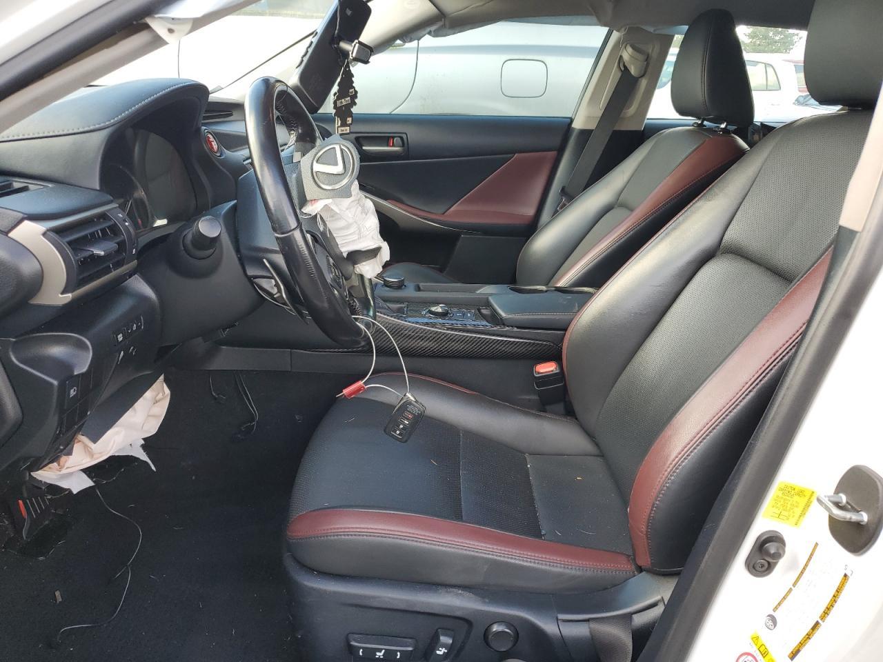 2017 LEXUS IS 200T - Фото 7