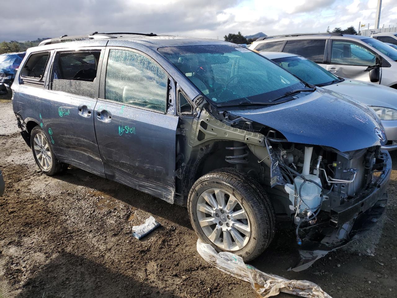 2013 TOYOTA SIENNA XLE - Image 4