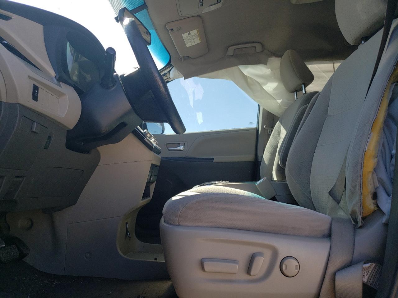 2015 TOYOTA SIENNA LE - Фото 7