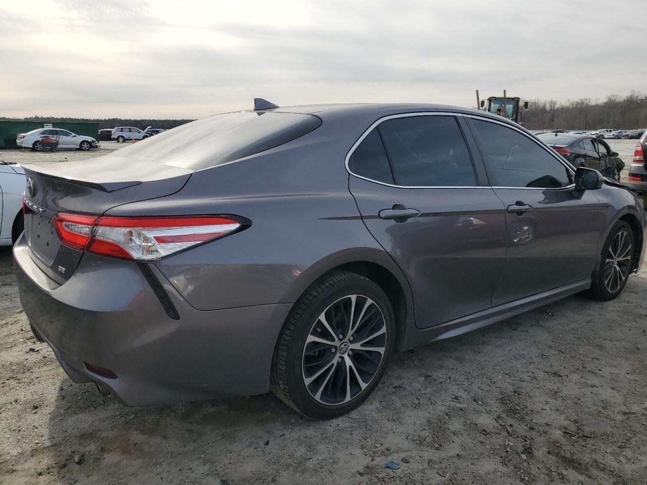 2020 TOYOTA CAMRY SE - Фото 3