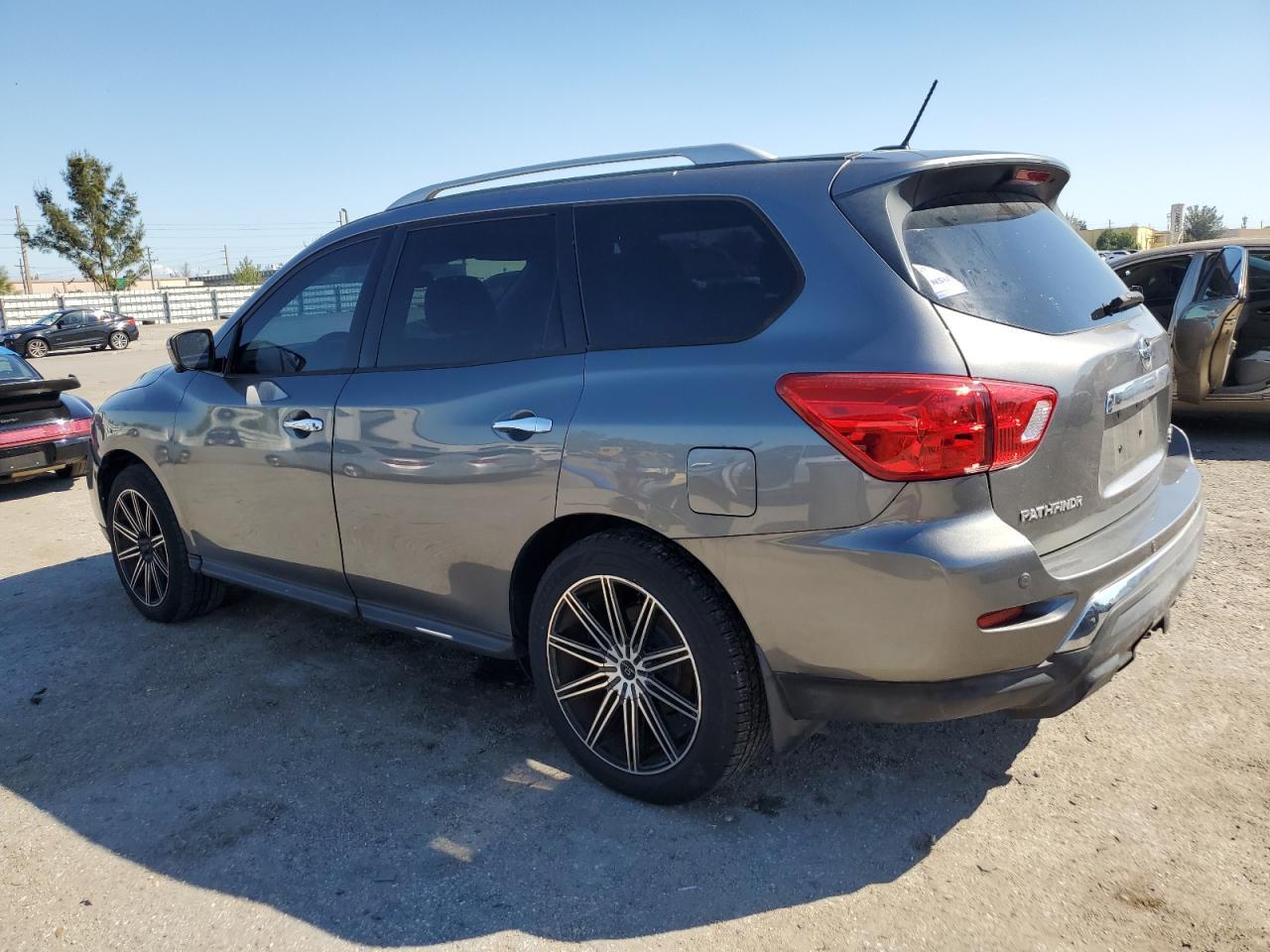 2018 NISSAN PATHFINDER - Фото 2