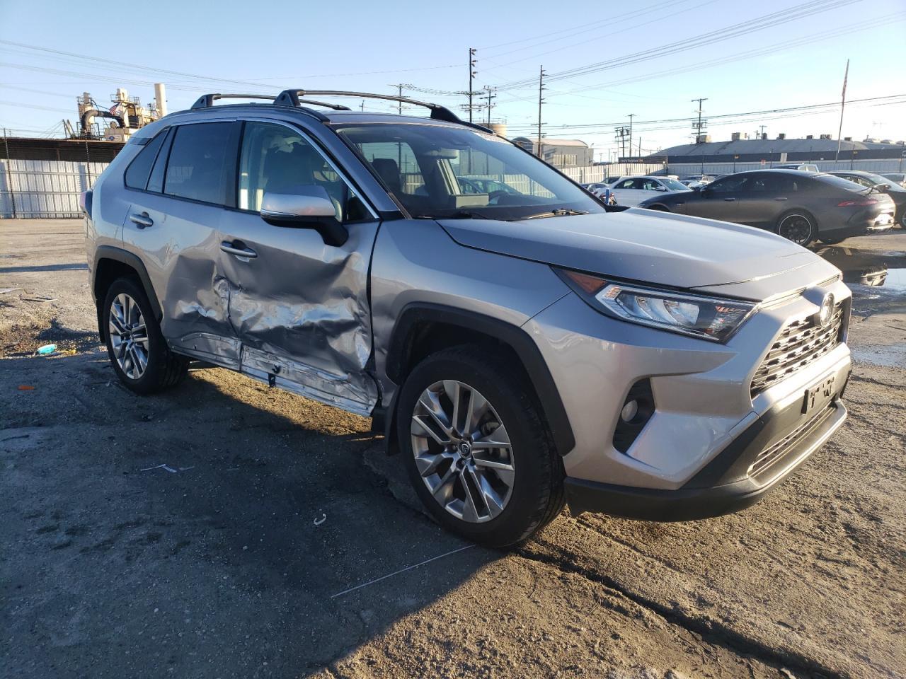 2019 TOYOTA RAV4 XLE P - Фото 4