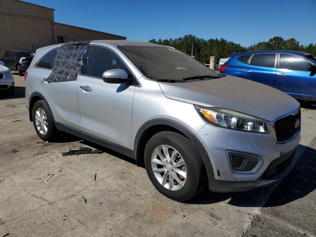2017 KIA SORENTO LX - Image 4