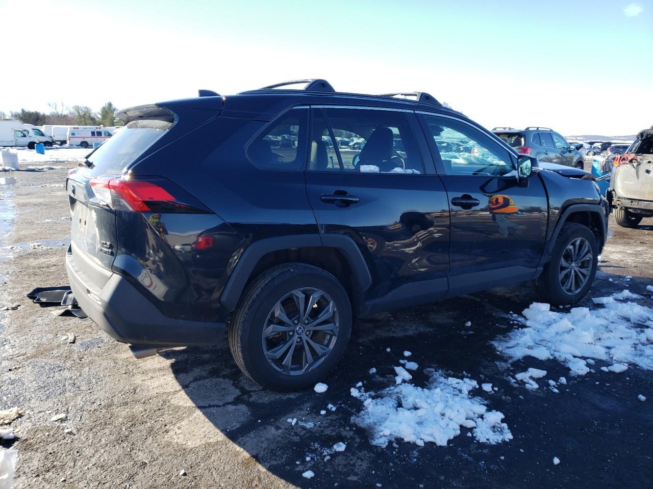 2022 TOYOTA RAV4 XLE P - Фото 3