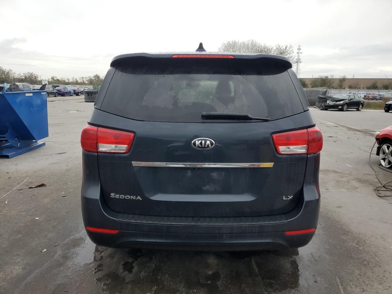 2017 KIA SEDONA LX - Image 6