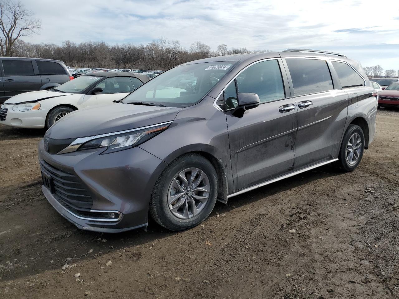 2023 TOYOTA SIENNA XLE car image