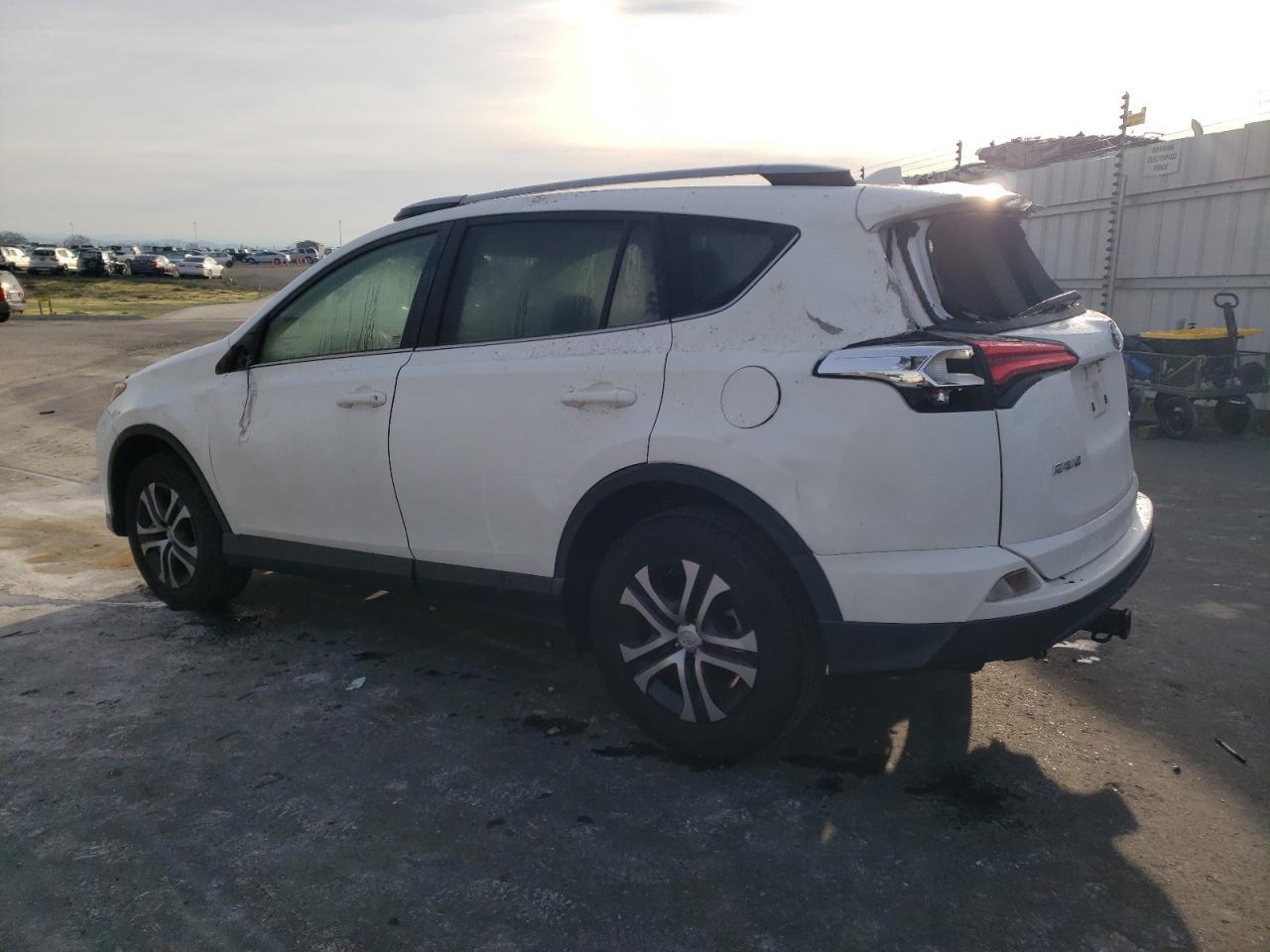 2017 TOYOTA RAV4 LE - Фото 2