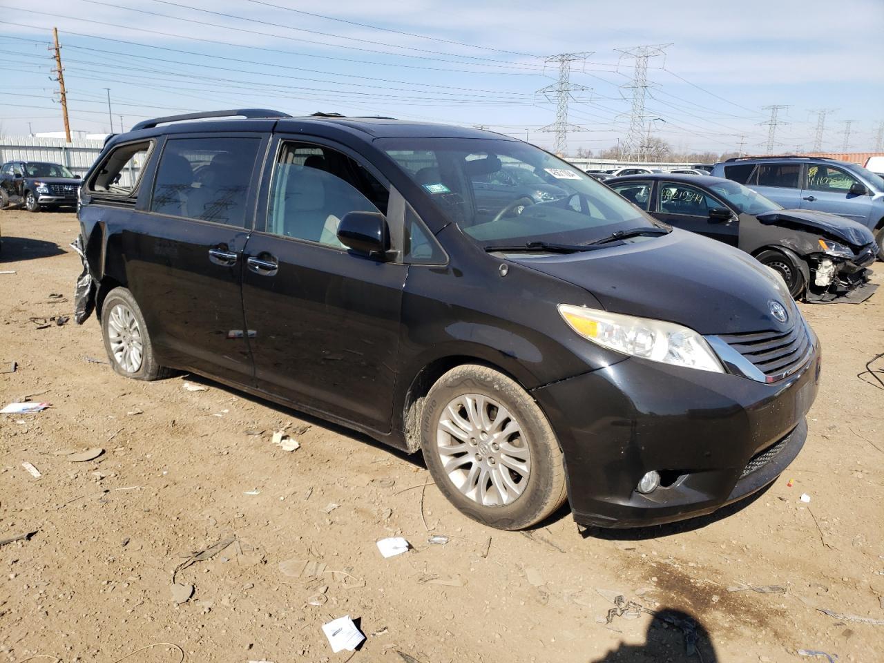 2013 TOYOTA SIENNA XLE - Image 4