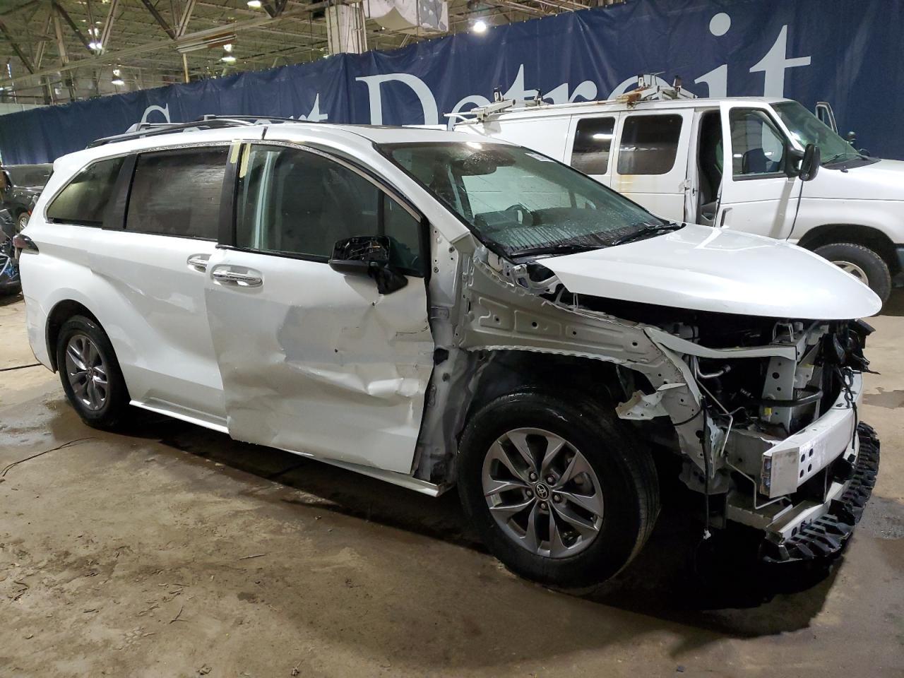 2023 TOYOTA SIENNA XLE - Image 4