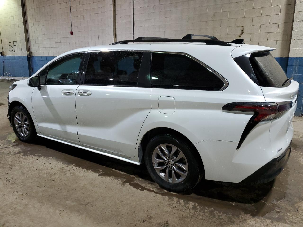 2023 TOYOTA SIENNA XLE - Image 2