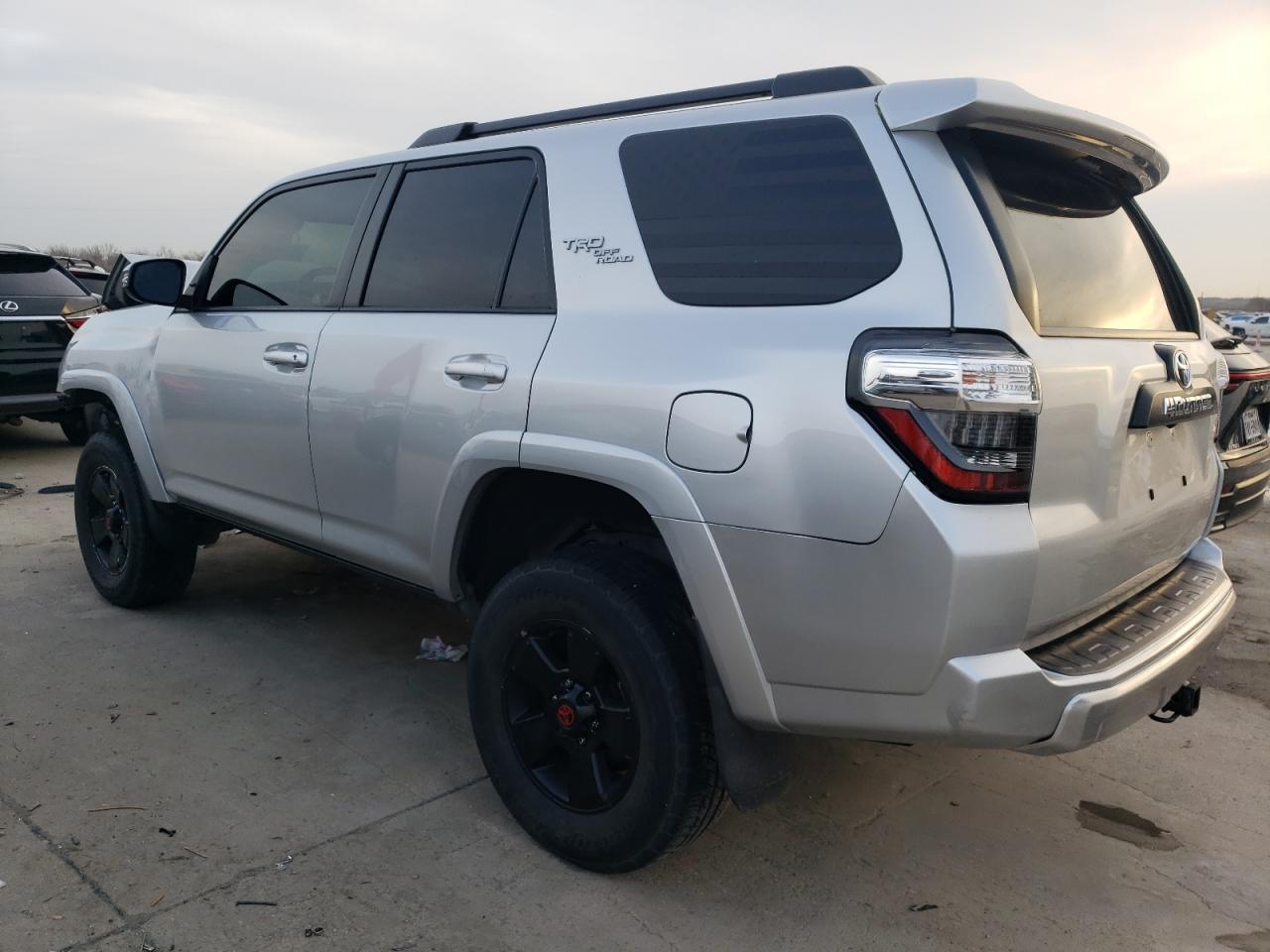 2017 TOYOTA 4RUNNER SR - Image 2