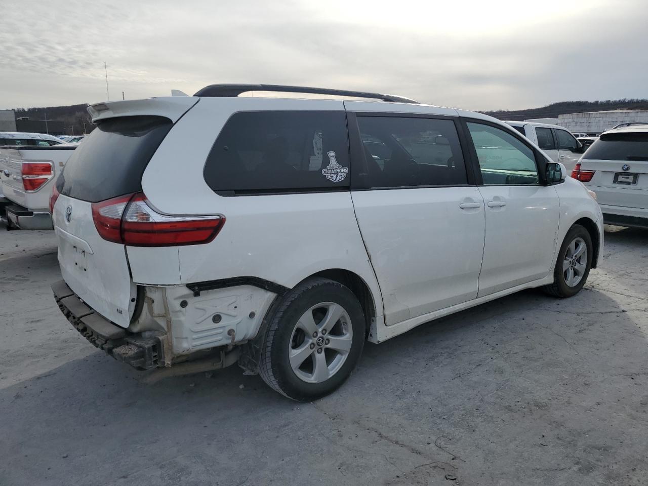 2019 TOYOTA SIENNA LE - Фото 3