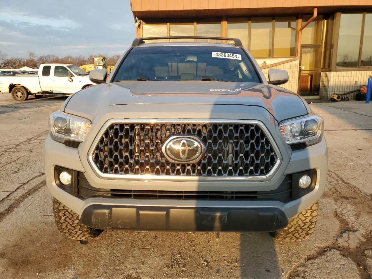 2019 TOYOTA TACOMA DOU - Фото 5