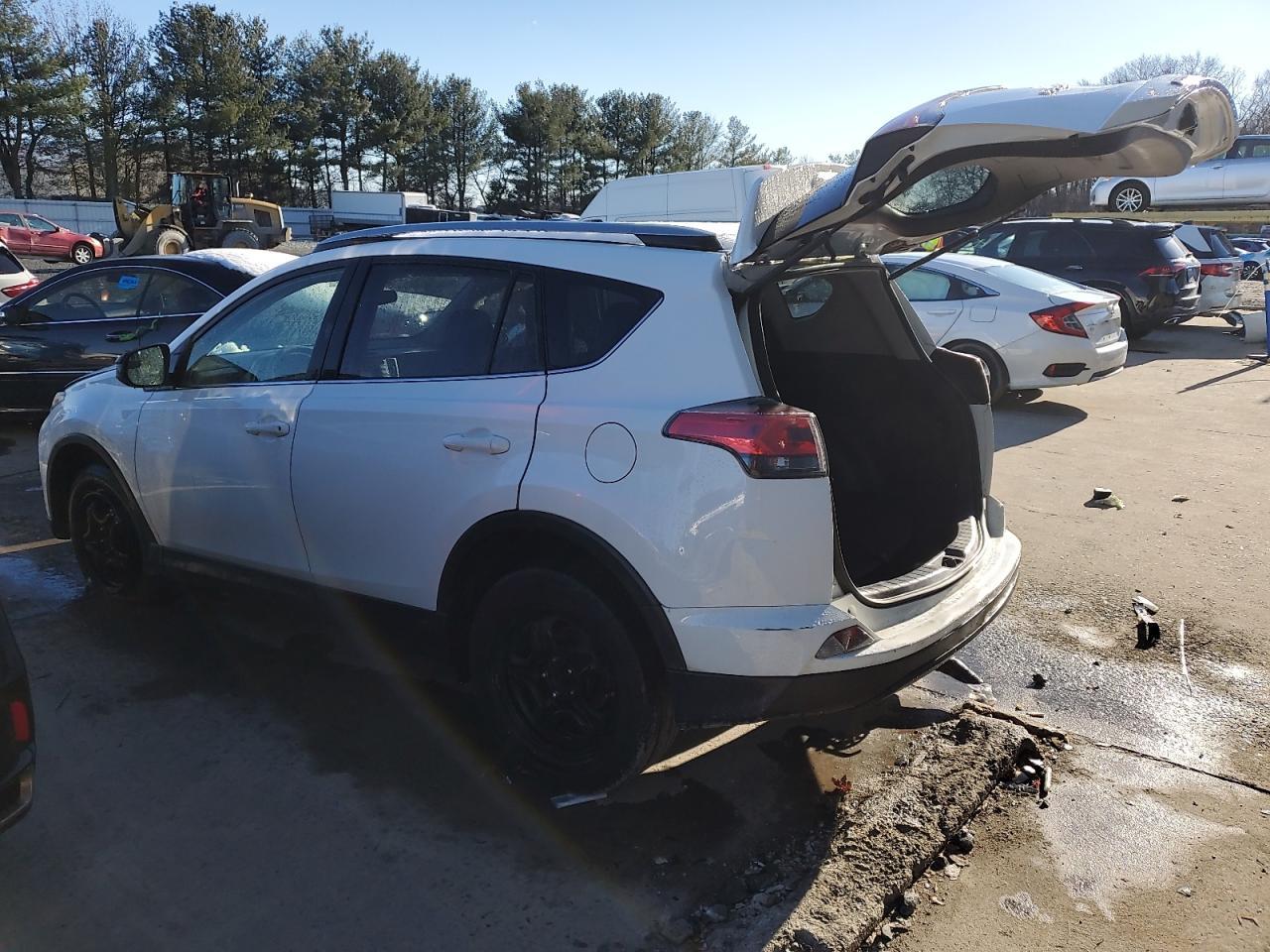 2018 TOYOTA RAV4 LE - Фото 2