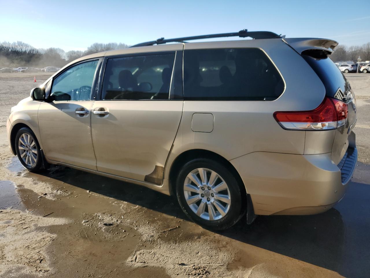2011 TOYOTA SIENNA XLE - Image 2