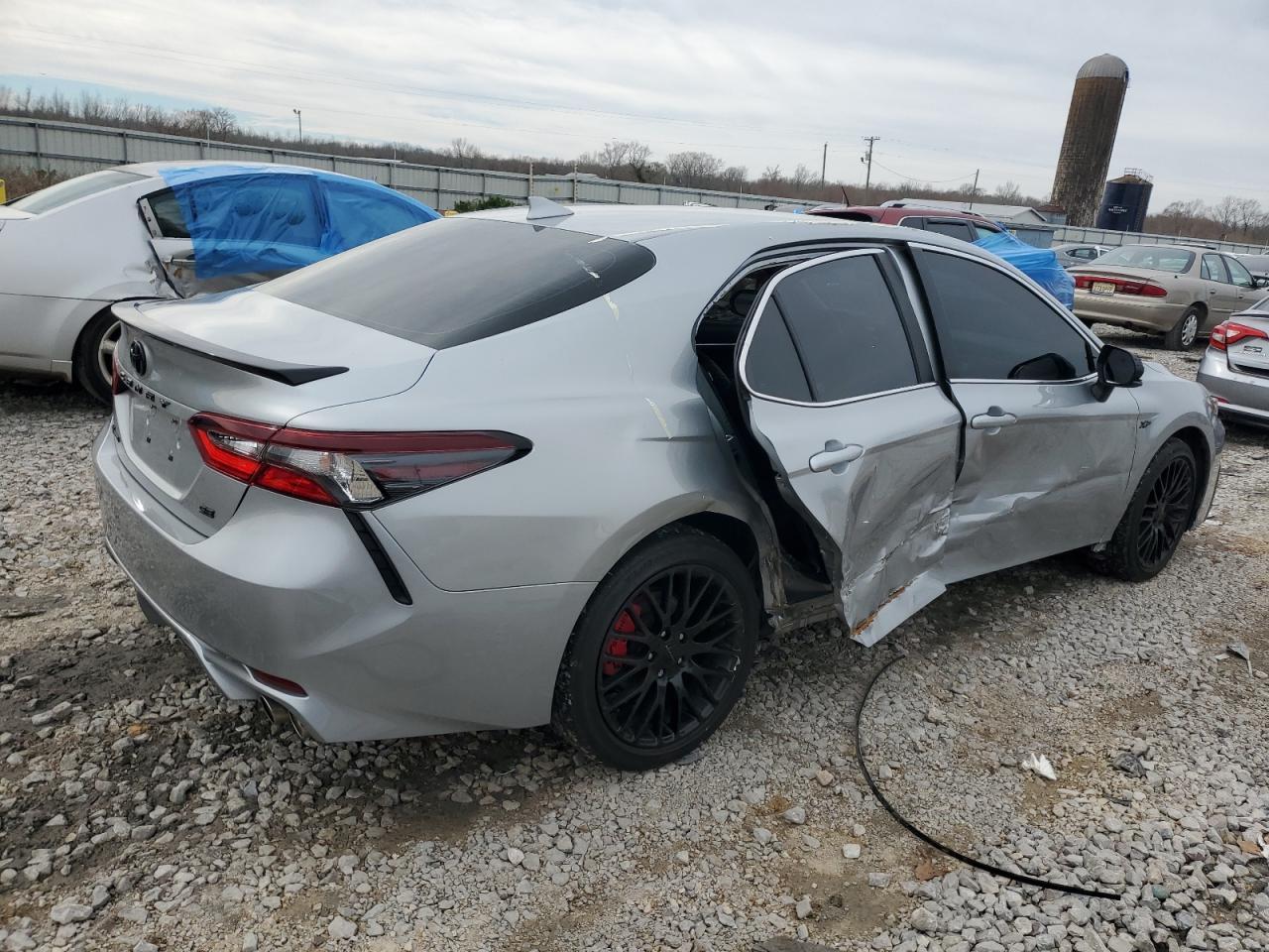 2021 TOYOTA CAMRY SE - Фото 3