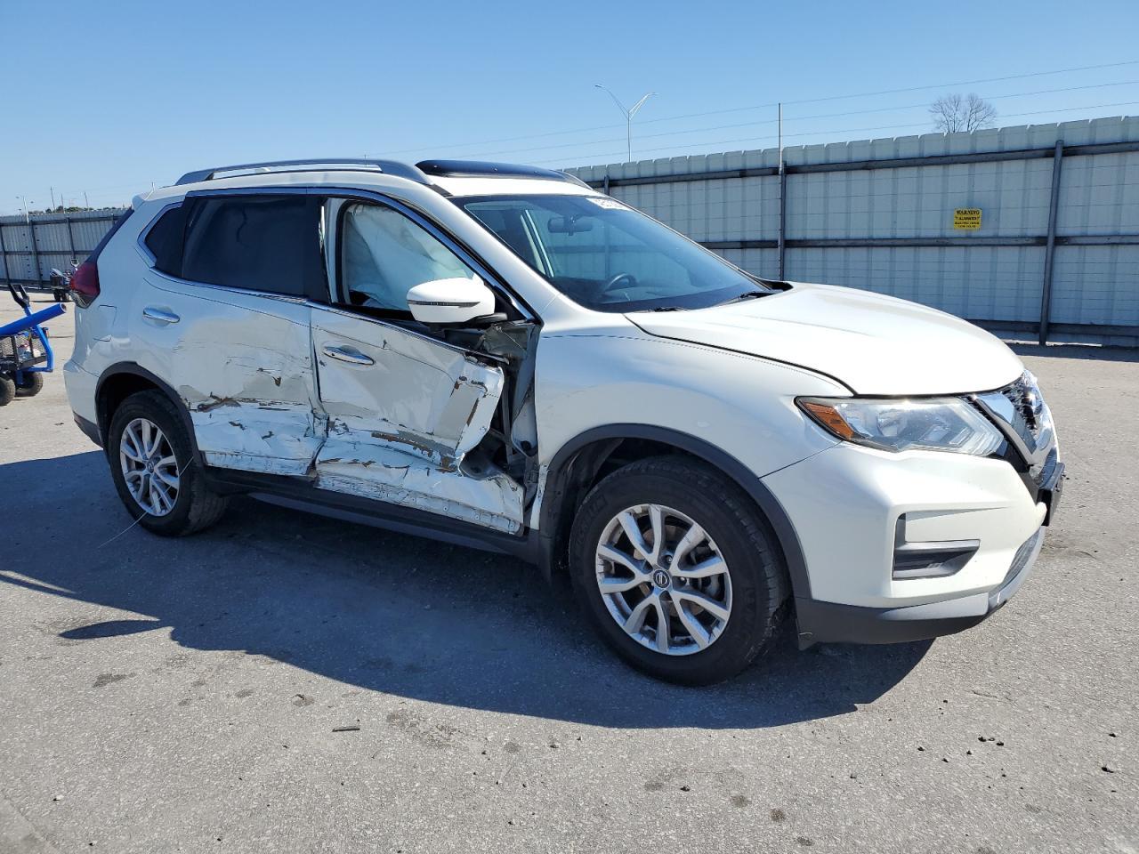 2017 NISSAN ROGUE SV - Image 4
