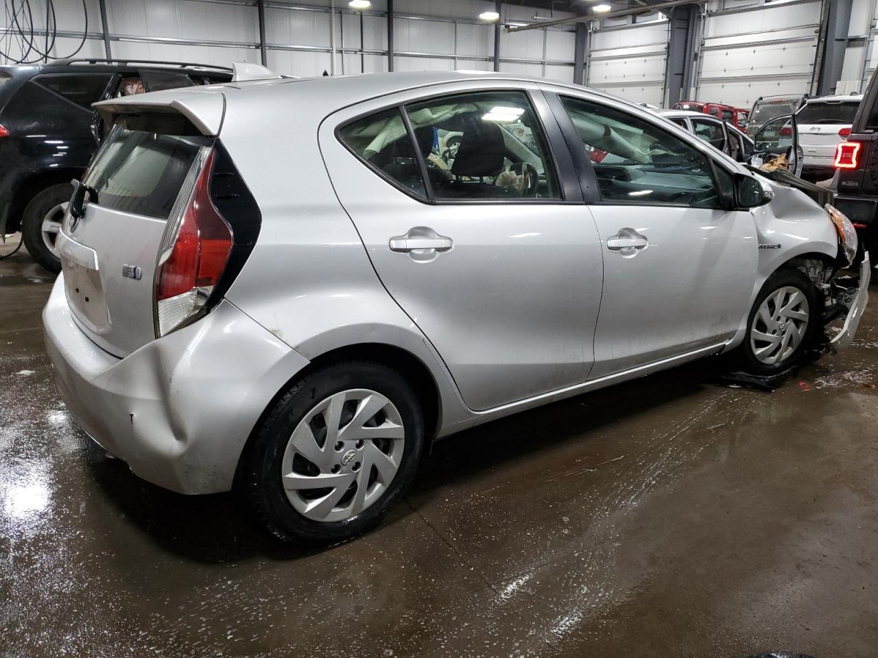2015 TOYOTA PRIUS C - Фото 3
