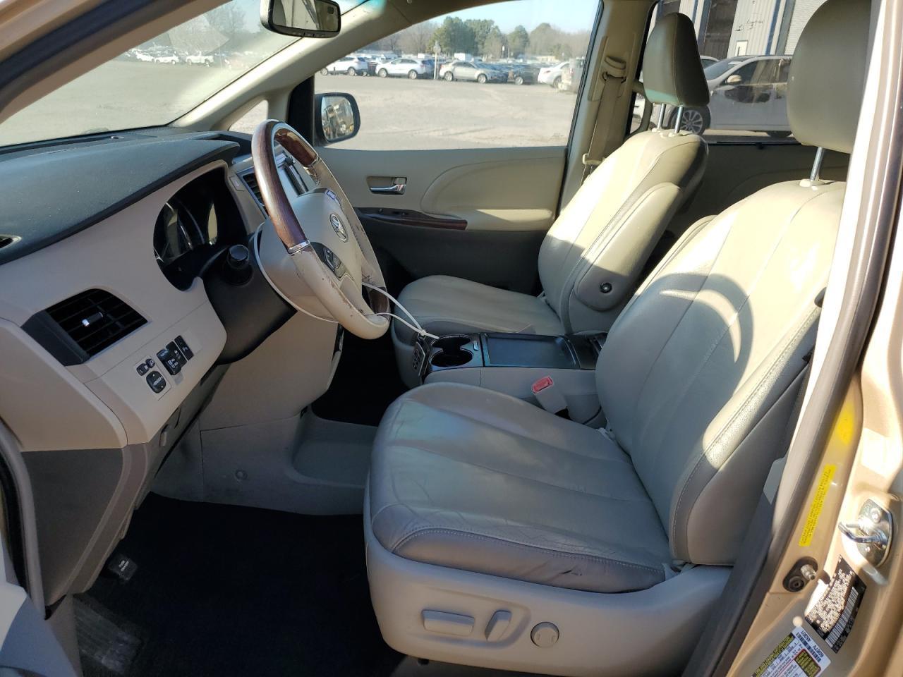 2011 TOYOTA SIENNA XLE - Image 7