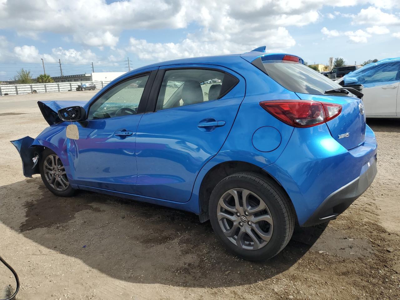 2020 TOYOTA YARIS LE - Фото 2