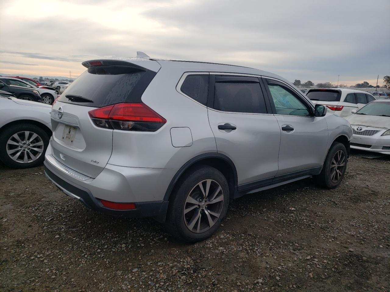 2017 NISSAN ROGUE SV - Image 3
