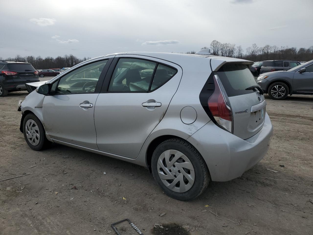 2016 TOYOTA PRIUS C - Image 2