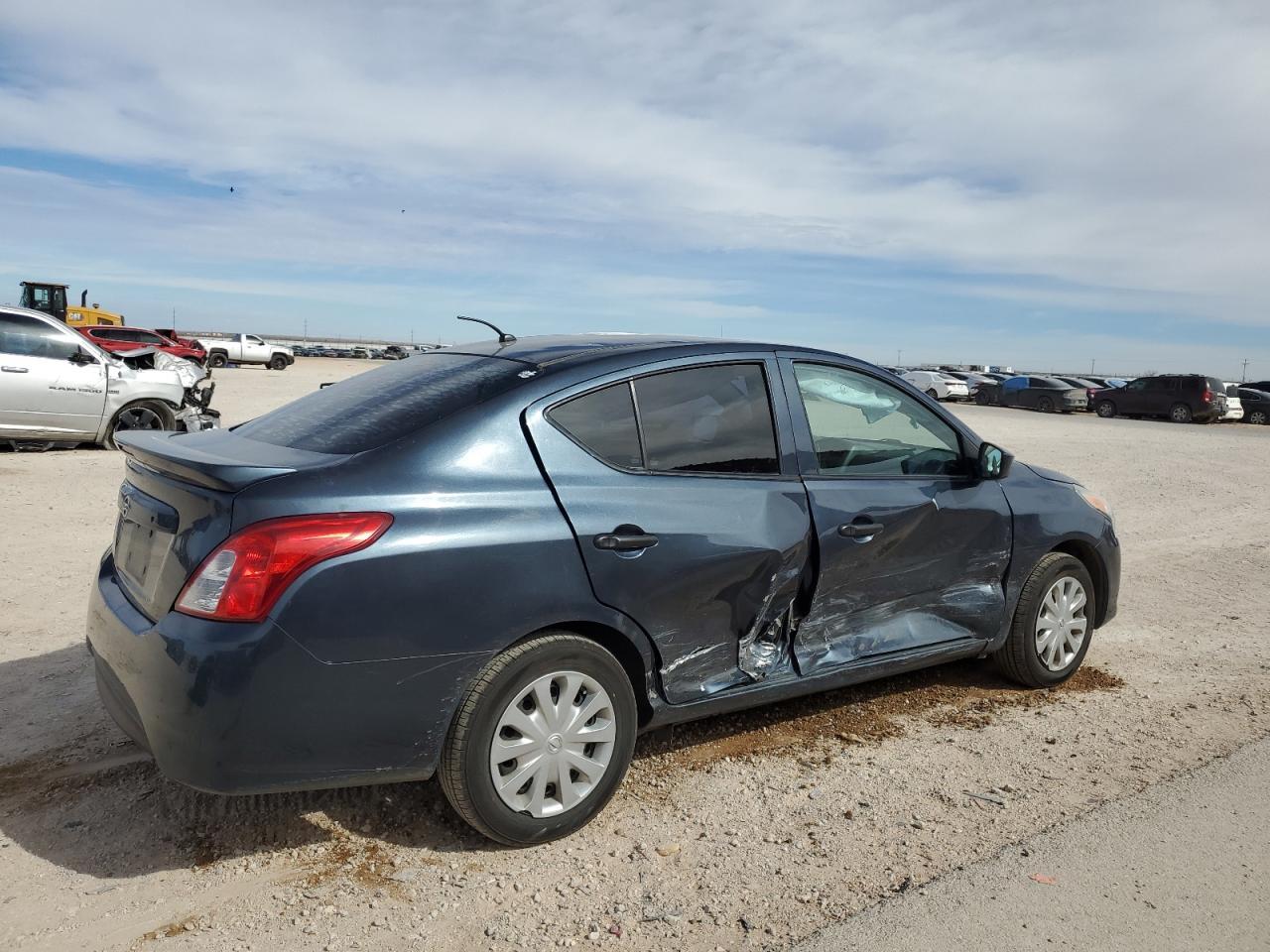 2016 NISSAN VERSA S - Фото 3
